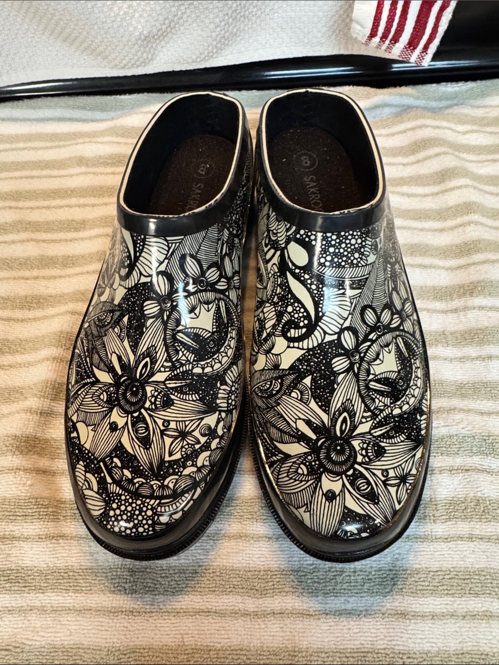 Women's Black and White Floral Slip-On Clogs Sakroots